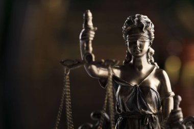Yargıç kavramı. Themis heykeli kahverengi zemin üzerine.