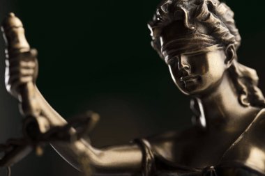 Yargıç kavramı. Themis heykeli kahverengi zemin üzerine.