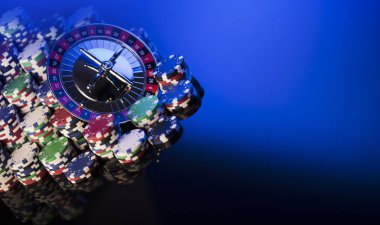 Kumarhane. Casino rulet yüksek kontrast görüntü. Poker fişleri. Bokeh arka plan.