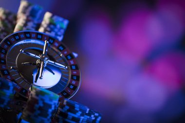 Kumarhane. Casino rulet yüksek kontrast görüntü. Poker fişleri. Bokeh arka plan.