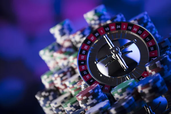 Kumarhane. Casino rulet yüksek kontrast görüntü. Poker fişleri. Bokeh arka plan.
