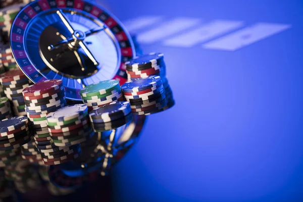 Kumarhane. Casino rulet yüksek kontrast görüntü. Poker fişleri. Bokeh arka plan.