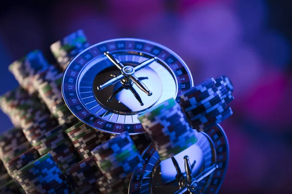 Kumarhane. Casino rulet yüksek kontrast görüntü. Poker fişleri. Bokeh arka plan.