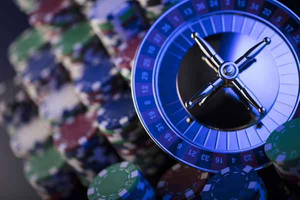 Kumarhane. Casino rulet yüksek kontrast görüntü. Poker fişleri. Bokeh arka plan.