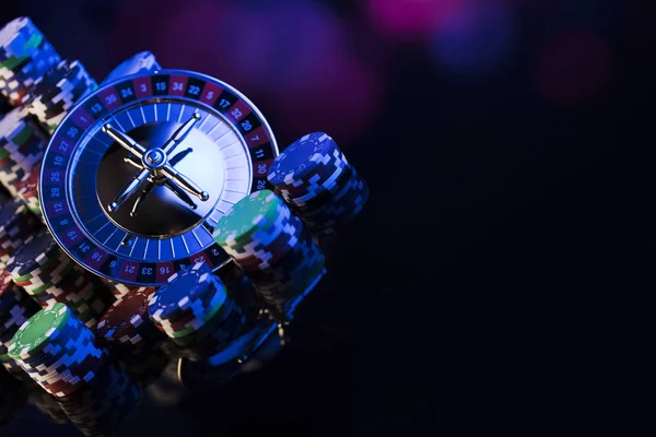 Kumarhane. Casino rulet yüksek kontrast görüntü. Poker fişleri. Bokeh arka plan.