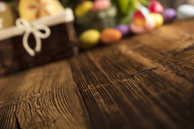 Paskalya Tema. Lale buketi. Paskalya yumurtaları. Renkli bokeh, tipografi ve logo için yer. Rustik ahşap masa. 