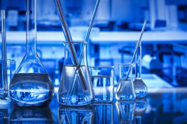 Bilim Laboratuvarı kavramı arka plan. Mikroskop ve laboratuvar cam kompozisyon.