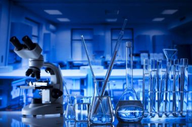 Bilim Laboratuvarı kavramı arka plan. Mikroskop ve laboratuvar cam kompozisyon.