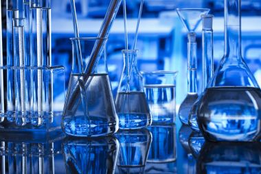 Bilim Laboratuvarı kavramı arka plan. Mikroskop ve laboratuvar cam kompozisyon.