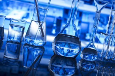 Bilim Laboratuvarı kavramı arka plan. Mikroskop ve laboratuvar cam kompozisyon.