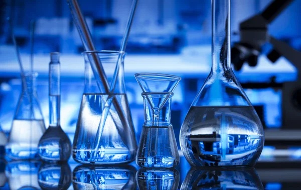 Bilim Laboratuvarı kavramı arka plan. Mikroskop ve laboratuvar cam kompozisyon.