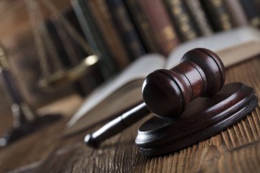 Hukuk Tema. Yargıç antika tokmak. Kitaplık arka plan.