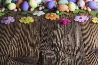 Paskalya Tema. Paskalya yumurtaları. Renkli Lale. Rustik ahşap masa. Odak sığ derinliği. Bokeh arka plan. Typhography için yer.