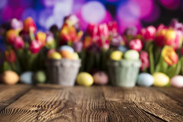 Osterthema Ostereier Bunte Tulpen Rustikaler Holztisch Geringe Schärfentiefe Bokeh Hintergrund — Stockfoto