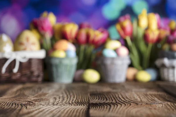 Pasen Thema Paaseieren Kleurrijke Tulpen Rustieke Houten Tafel Ondiepe Diepte — Stockfoto