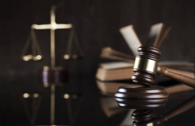 Hukuk ve adalet kavramı. Kahverengi zemin üzerine hukuk sembolleri.