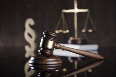 Hukuk ve adalet kavramı. Kahverengi zemin üzerine hukuk sembolleri.