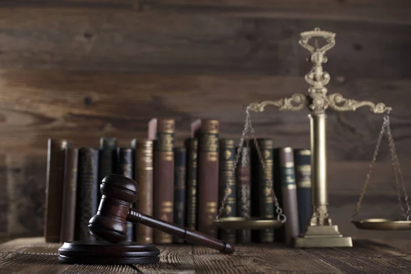 Recht Und Gerechtigkeit Gesetzessymbole Auf Braunem Hintergrund — Stockfoto