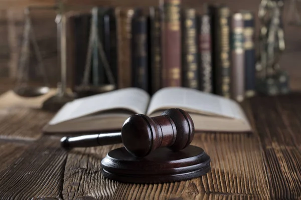 法律和司法概念 棕色背景上的法律符号 — 图库照片