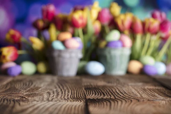Tło Wielkanoc Rustykalne Drewniany Stół Tulipany Wiosennych Kwiatów Pisanki Bokeh — Zdjęcie stockowe