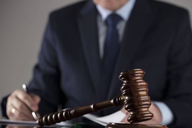 Hukuk kavramı. Yargıç, tokmak. Beyaz yakalı, takım elbiseli adam.