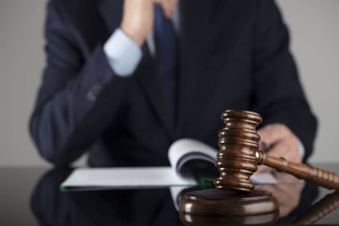 Hukuk kavramı. Yargıç, tokmak. Beyaz yakalı, takım elbiseli adam.