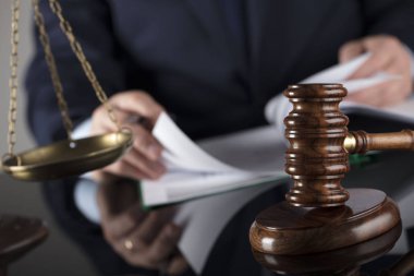 Hukuk kavramı. Yargıç, tokmak. Beyaz yakalı, takım elbiseli adam.