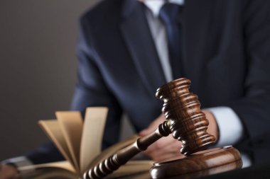 Hukuk kavramı. Yargıç, tokmak. Beyaz yakalı, takım elbiseli adam.