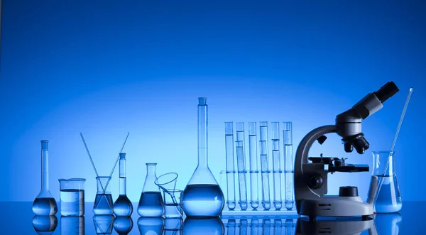 Wissenslabor Laborgläser Mikroskop Reagenzgläser Forschung Und Entwicklung Blauer Hintergrund — Stockfoto