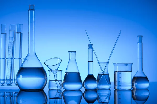 Laboratorium Van Wetenschap Laboratoriumglaswerk Reageerbuizen Onderzoek Ontwikkeling Blauwe Achtergrond — Stockfoto