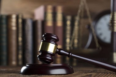 Hukuk ve adalet kavramı Tokmak, ölçek adalet ve yasal kodu.