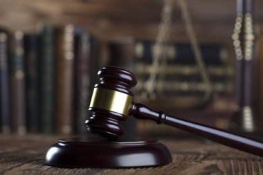 Hukuk ve adalet kavramı Tokmak, ölçek adalet ve yasal kodu.