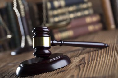 Hukuk ve adalet kavramı Tokmak, ölçek adalet ve yasal kodu.