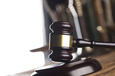 Hukuk ve adalet kavramı Tokmak, ölçek adalet ve yasal kodu.