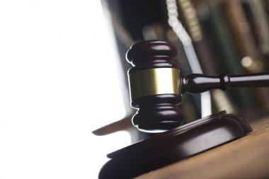 Hukuk ve adalet kavramı Tokmak, ölçek adalet ve yasal kodu.