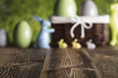Paskalya arka plan. Rustik ahşap masa. Paskalya yumurtaları sepetle. Metin için yer. 