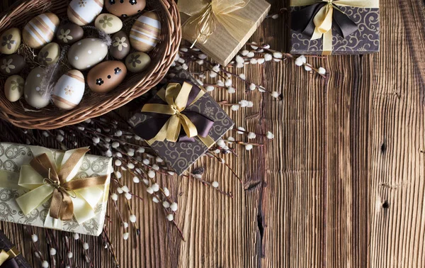 Frohe Ostern Hintergrund Geschenke Und Dekorationen Ostereier Korb — Stockfoto