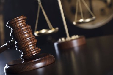 Hukuk firması kavramı. Tokmak, saat, denge. Kahverengi zemin.