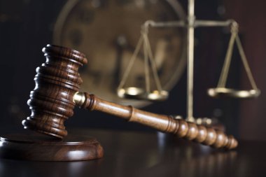 Hukuk firması kavramı. Tokmak, saat, denge. Kahverengi zemin.