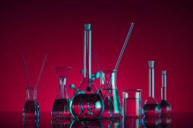 Kimyasal laboratuvar kavramı. Sıvı ile denemeler yapın. Kırmızı arka plan. Logo için yer.