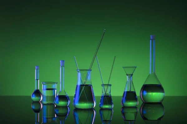 Concepto Laboratorio Químico Experimenta Con Líquidos Fondo Verde Lugar Para — Foto de Stock