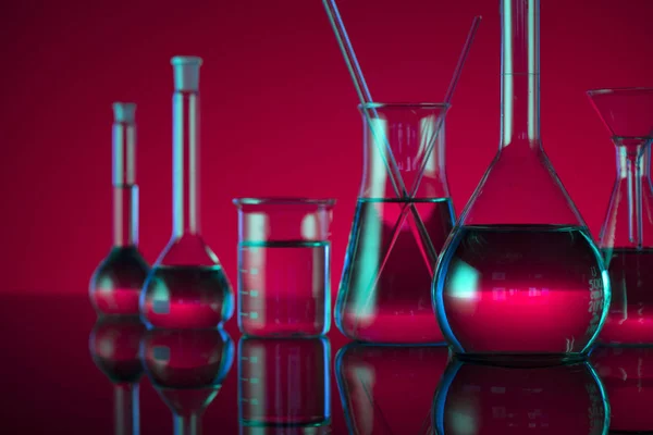 Chemielabor Konzept Experiment Mit Flüssigkeiten Roter Hintergrund Platz Für Logo — Stockfoto