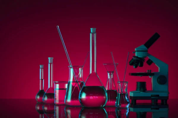 化学实验室概念 实验液体 红色背景 徽标位置 — 图库照片