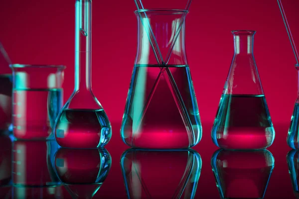 Chemielabor Konzept Experiment Mit Flüssigkeiten Roter Hintergrund Platz Für Logo — Stockfoto