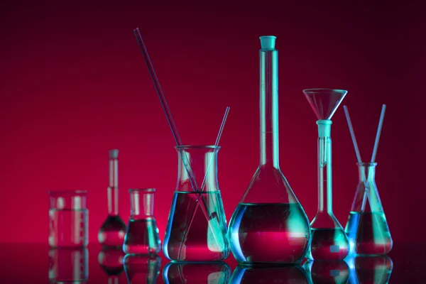 Chemielabor Konzept Experiment Mit Flüssigkeiten Roter Hintergrund Platz Für Logo — Stockfoto