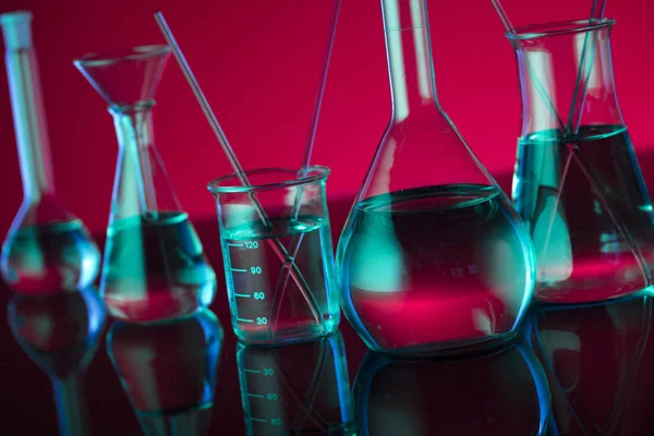 Conceito Laboratório Químico Experimente Com Líquidos Fundo Vermelho Lugar Para — Fotografia de Stock