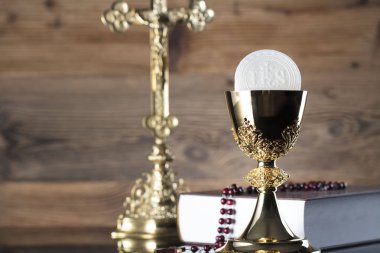 Komünyon kavramı. Çapraz, Holy Bible, tespih ve altın kadeh.