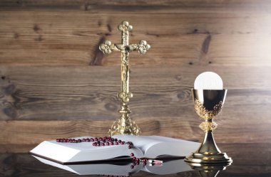 Komünyon kavramı. Çapraz, Holy Bible, tespih ve altın kadeh.