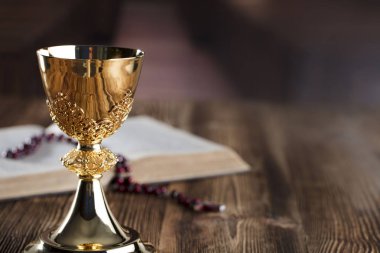 Komünyon kavramı. İncil'de, tespih ve altın kadeh.
