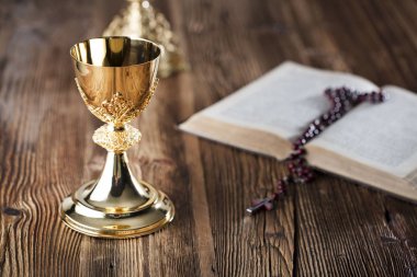 Komünyon kavramı. İncil'de, tespih ve altın kadeh.